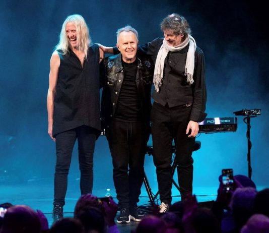 Howard Jones Acoustic Trio’s October UK Tour