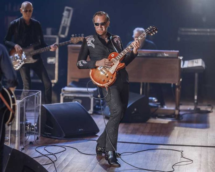 Joe-Bonamassa_Ryman_by-Kit-Wood-(60)