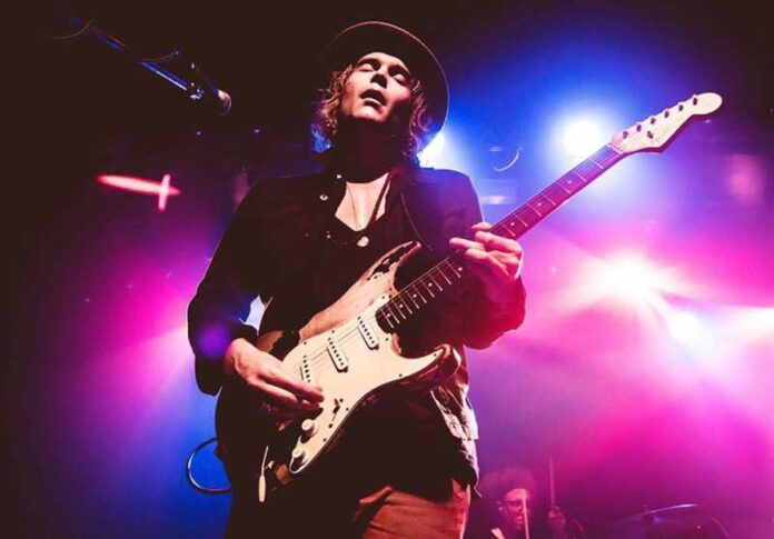 PhilipSayce_LiveShot1_Credit_PETEPHOTO