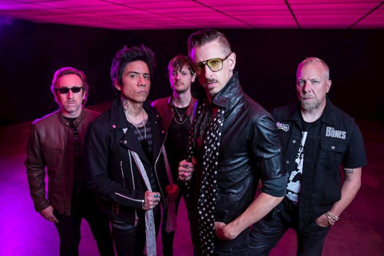 Transatlantic Radio’s Midnight Transmission